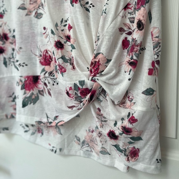 In Every Story Floral Twist-front Linen Blend Tee 0X - Picture 7 of 11